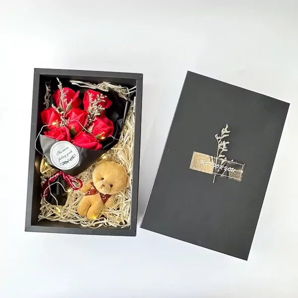 Luxury Love Set, 7 crvenih ruža, meda i LED svetlo 1+1 GRATIS