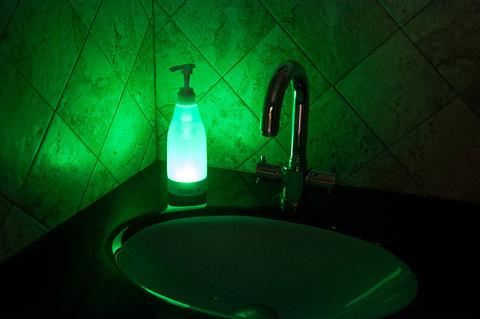 Soap Brite - Dozer za tečni sapun sa LED svetlom - kupi 1 dobij 1 GRATIS