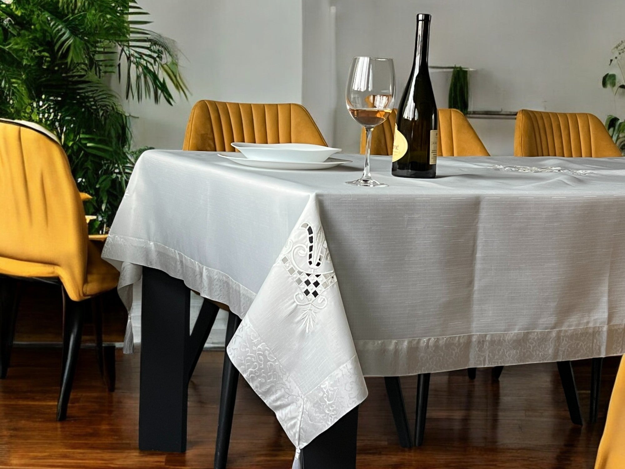 Stolnjak Krown 160x220cm Bela boja