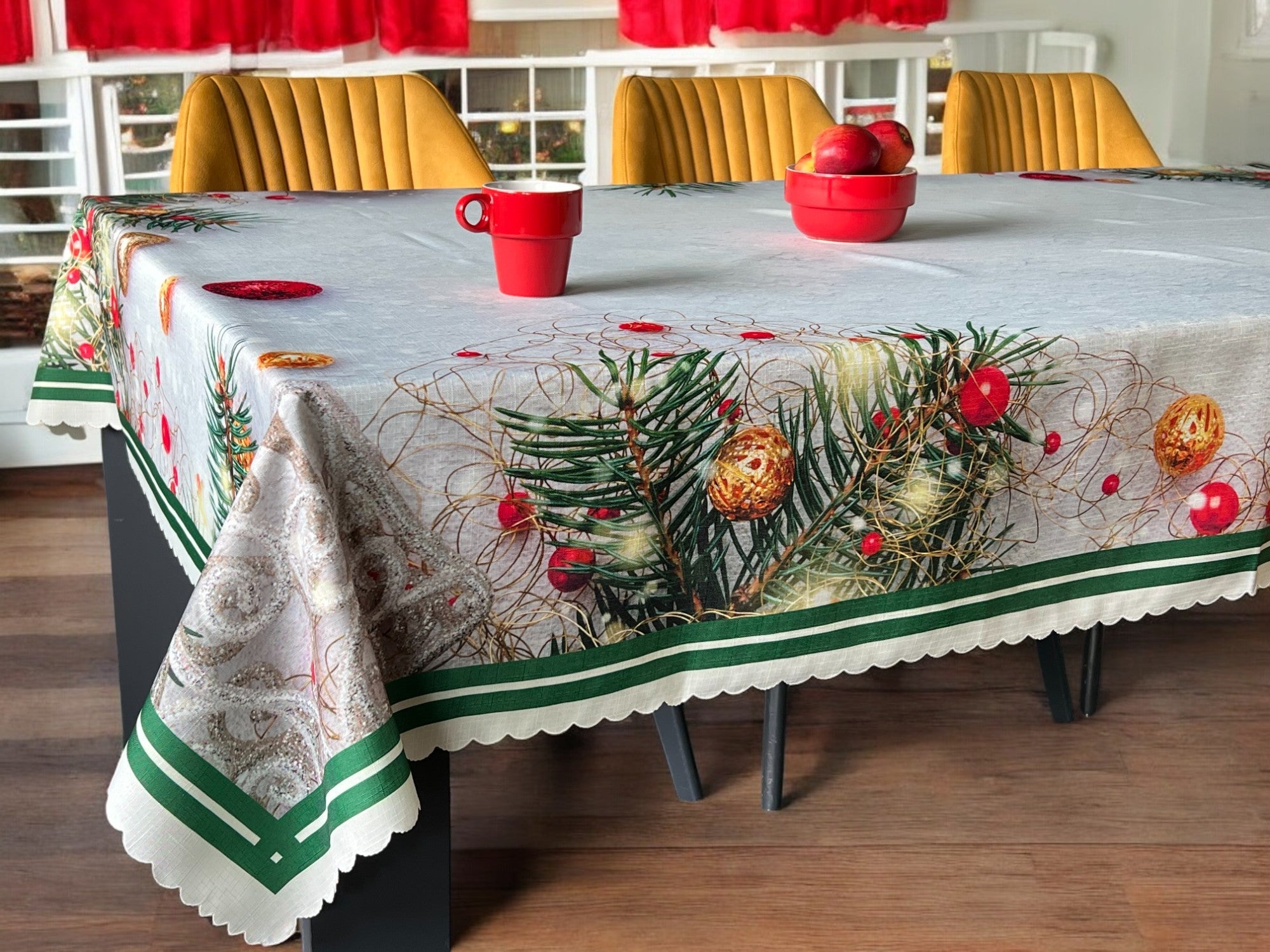 Stolnjak Novogodisnji 150x220cm Ukrasi crveni