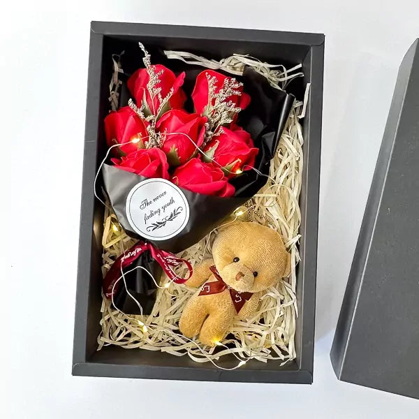 Luxury Love Set, 7 crvenih ruža, meda i LED svetlo 1+1 GRATIS